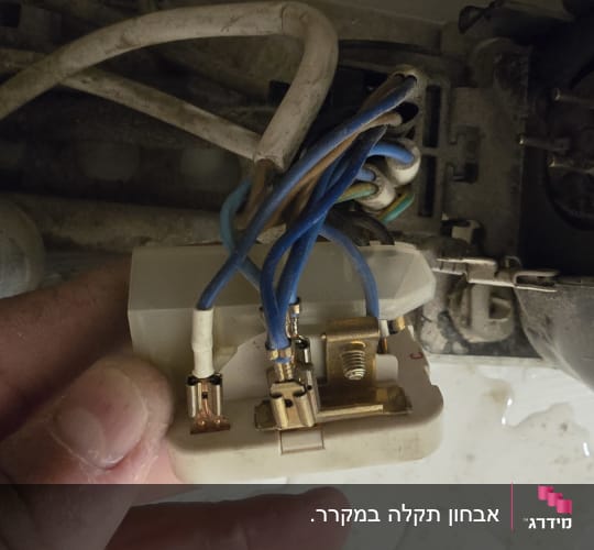 חיבורי חשמל ותשתית במכשיר קירור